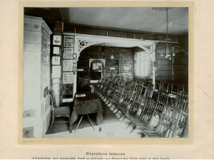 Pohled do historického interiéru knihovny Náprstkova muzea, prostor připravený na přednášku, fotografie, autor neznámý, 80. léta 19. století