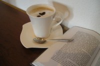 kniha a káva